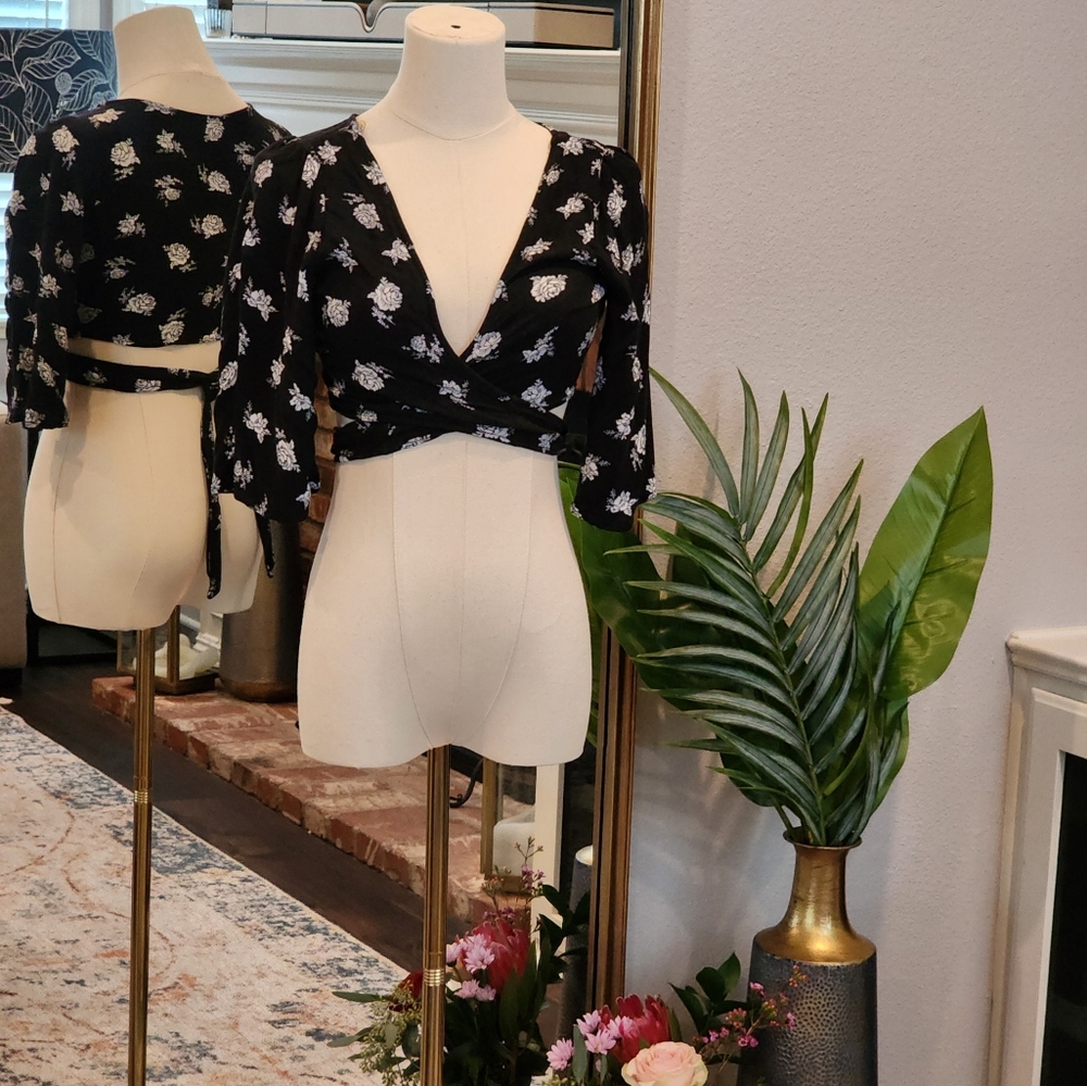 Black and White floral print wrap crop top. Size: Small